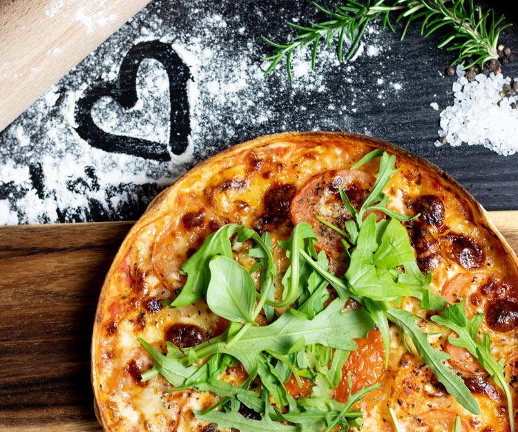 Leckere Pizza mit frischen Zutaten bei der Pizzeria Toscana in Glattbach-Aschaffenburg